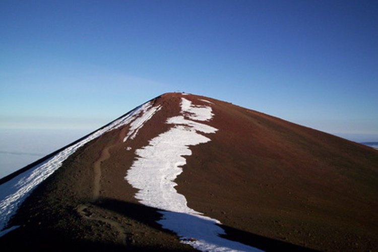 Hawaii cuenta con altos picos montañosos y tierras bajas tropicales.