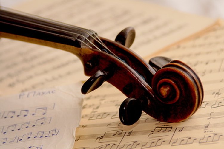 Los violines son parte de la sección de cuerda de una orquesta sinfónica.