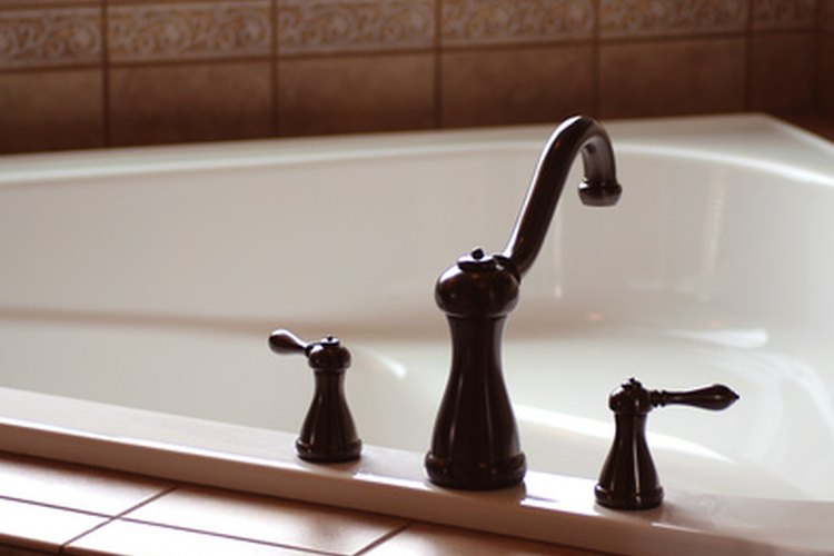Puedes usar lavatrastes para limpiar la bañera.