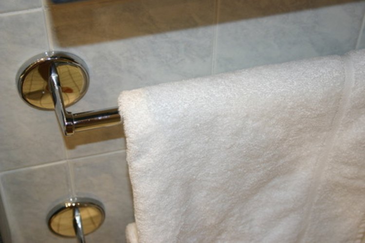 Los accesorios nuevos pueden alegrar el cuarto de baño.