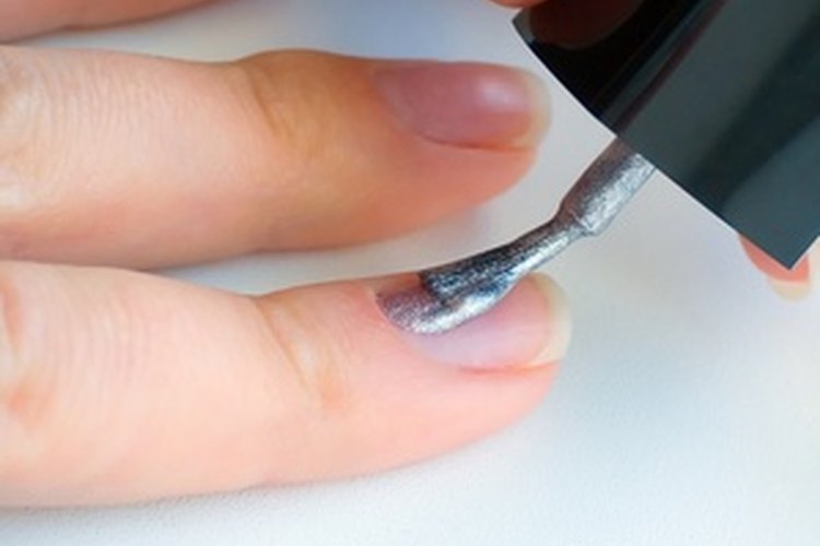Utiliza una capa base, una capa de color y luego una capa de top coat para lograr que tu manicura dure más tiempo.