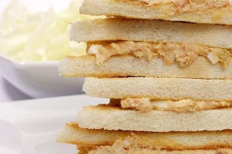 El atún es utilizado de muchas maneras, incluidos los sándwiches.
