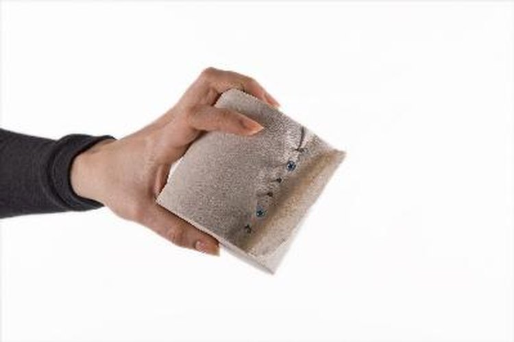 Trae un rollo de papel higiénico a la clase.
