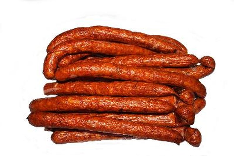 Especias y hierbas que se usan para las salchichas de cerdo.