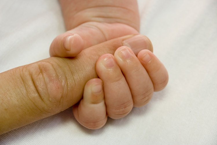 Los niños adoptados pueden encontrar en algunos casos a sus padres biológicos.