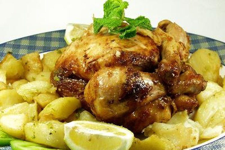 Pollo al horno con papas. ¿Te atreves?