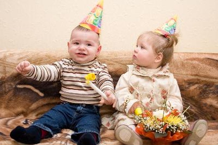 Organiza juegos para el primer cumpleaños de tu hijo.