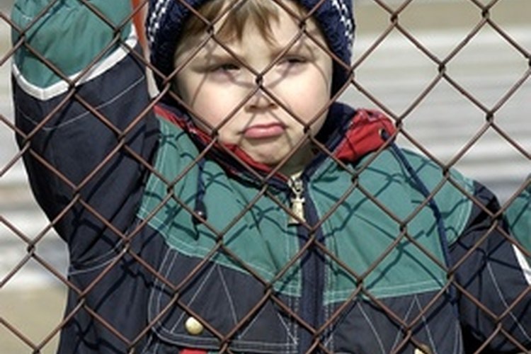 Es delito abandonar a un niño menor de 18 años.