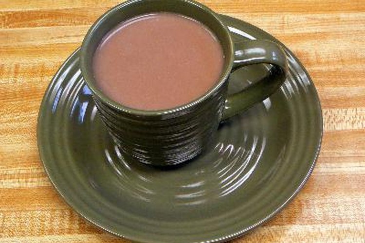 El cacao caliente es un alternativa con menos calorías que la chocolatada caliente.