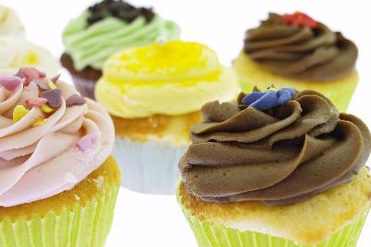 Una receta de magdalenas utiliza los mismos ingredientes que un pastel estándar, pero debido a su pequeño tamaño, está lista para comer en menos tiempo.