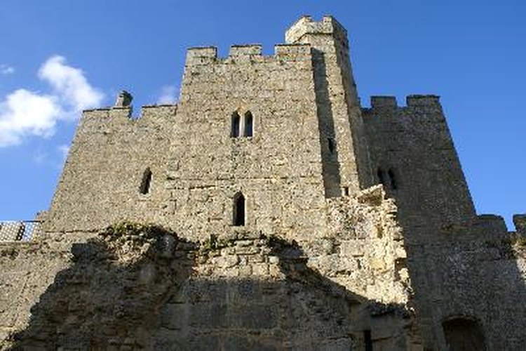 Si tus hijos sueñan con un castillo, puedes fabricarles una cama con forma de castillo.