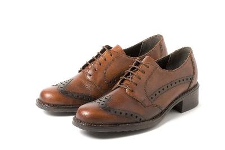 Puedes renovar tus zapatos de cuero marrón.