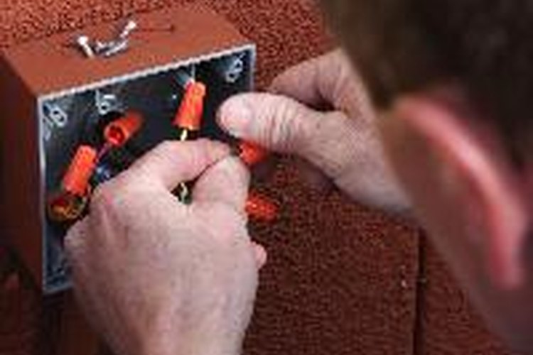 Los electricistas son profesionales altamente calificados.