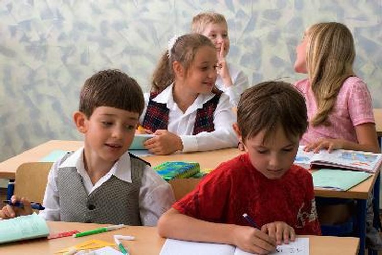 La escuela es donde los niños aprenden cómo interactuar con otros niños.