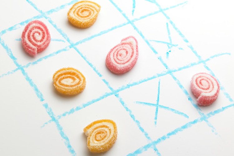 Utiliza un mantel de papel y dulces para jugar ta-te-ti.