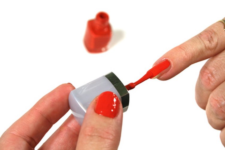 Aplica laca a las uñas secas.