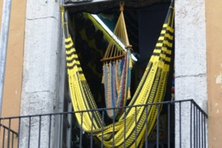 Cuelgar tu hamaca junto a la ventana para conseguir un poco de brisa y la luz solar.