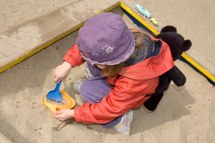 El juego con agua y arena ayuda a que los niños aprendan.