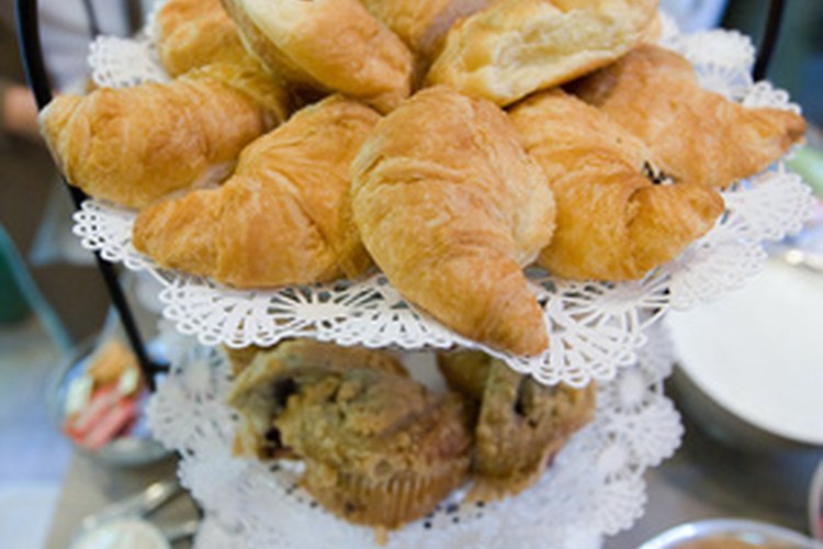 Invita a tus huéspedes a desayunar con tarjetas adornadas con motivos gastronómicos.