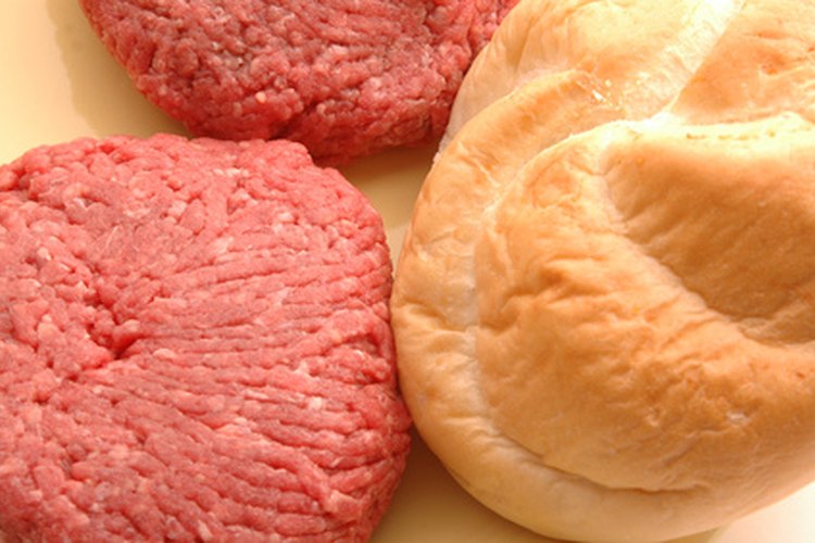 Arma una hamburguesa con una hendidura en cada lado para que no termines con una bola de hamburguesa.