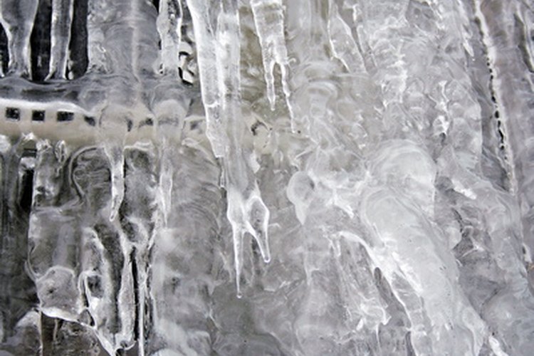 Una bomba de calor cubierta de hielo tiene que ser despejada.