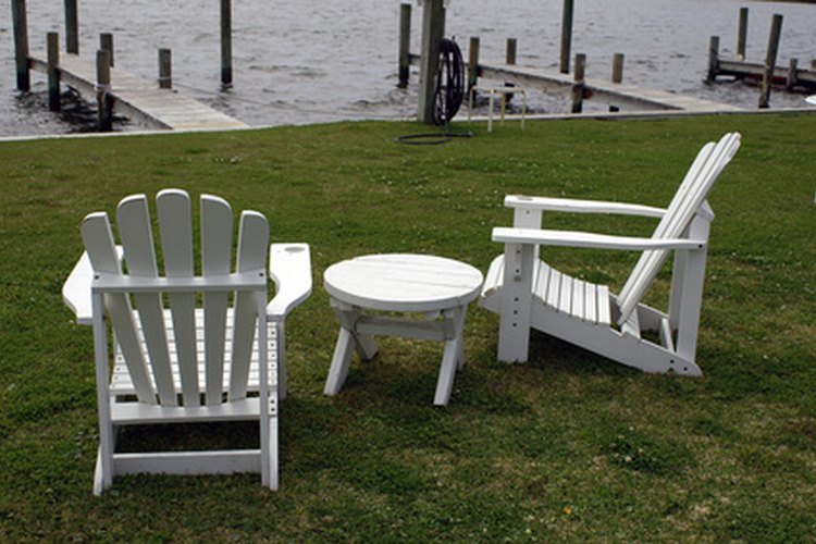 Las sillas Adirondack se ven impactantes, pero son fáciles de construir.