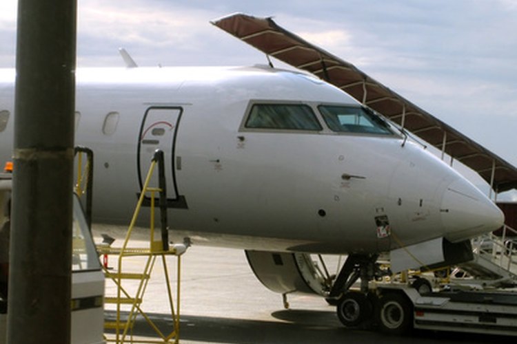 Los asistentes de vuelo se capacitan para trabajar en jets comerciales y privados.