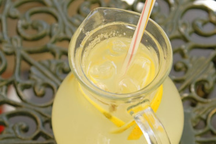 La limonada es un refrigerio de fiesta clásico que es fácil de preparar.