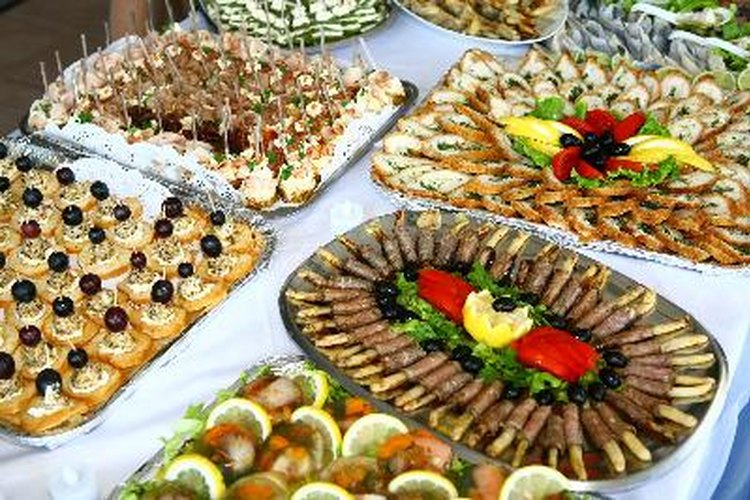 Comprar alimentos para un negocio de servicio de alimentos ofrece la ventaja de trabajar con un menú.
