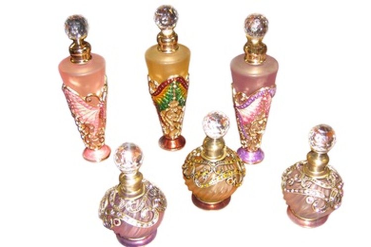 Selecciona pequeños frascos de perfume con encanto, para almacenar tus fragancias únicas.