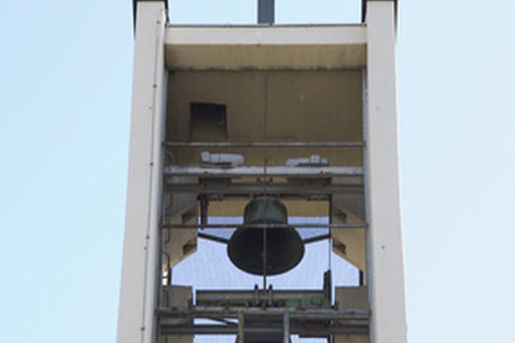 Las campanas de la iglesia suenan en los centros urbanos de todo el mundo.