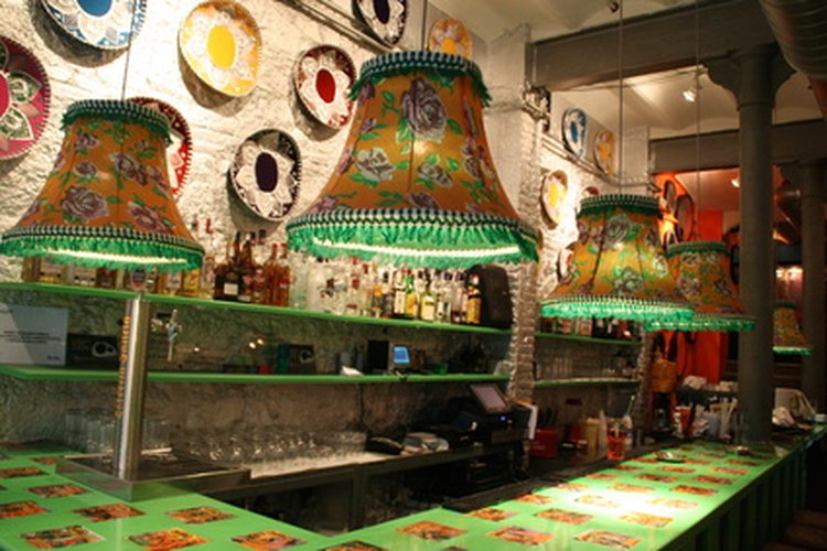 El suelo de baldosas en el bar es lavado y fregado con una escoba.