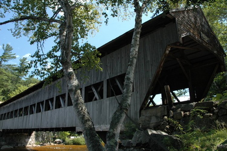 Un tradicional y pintoresco puente cubierto en New Hampshire.
