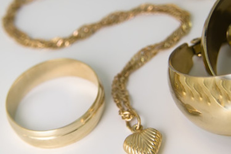 Limpiar la joyería de oro es fácil.