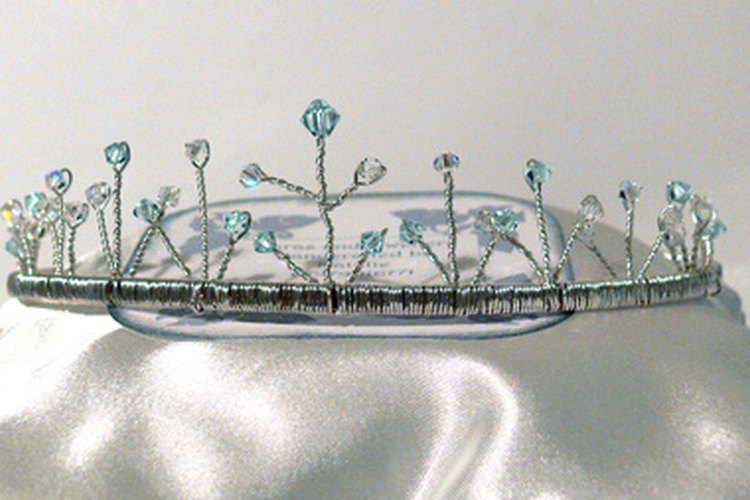 La cumpleañera usa una tiara en la fiesta.