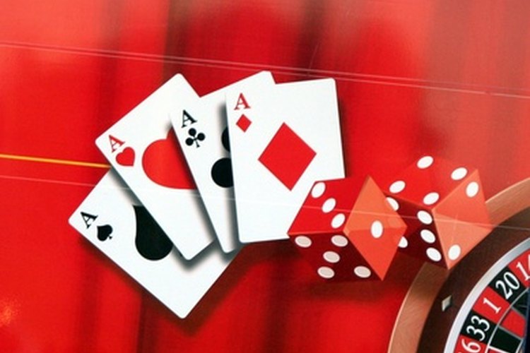 Haz tus propias decoraciones para una fiesta con temática de casino.