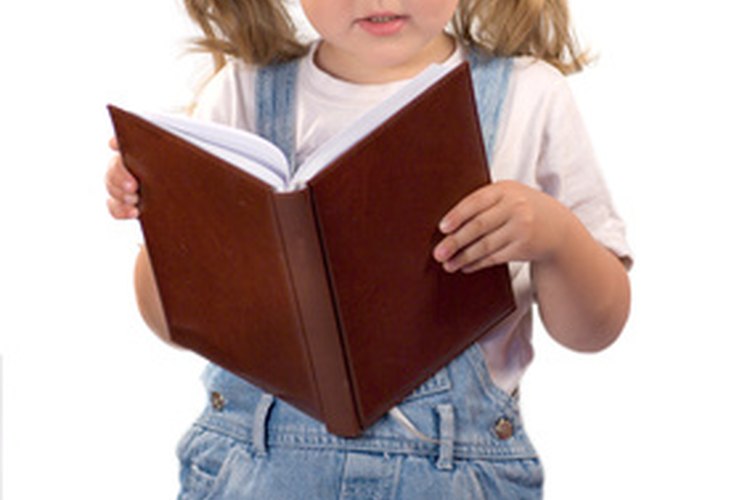 Leer sus libros o poemas favoritos desarrolla la fluidez de los niños al leer.