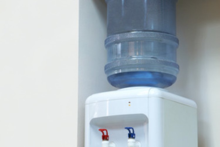 Limpia tu dispensador de agua Oasis con detergente para platos.