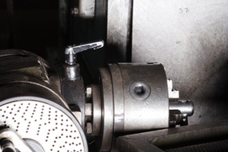 Operar un torno para metal supone adquirir muchos años de experiencia.