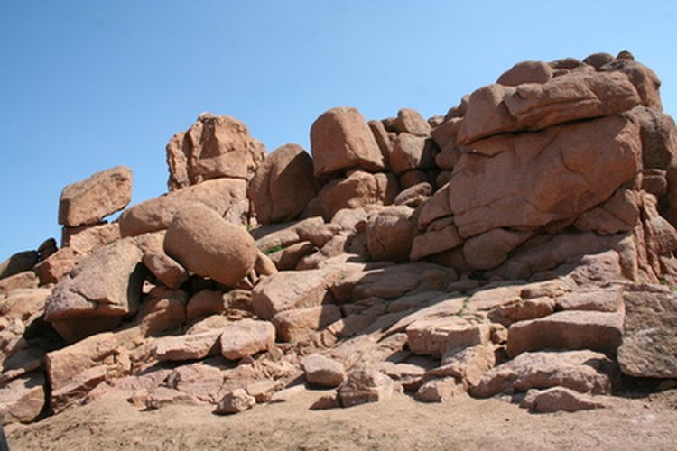 El desgaste puede contribuir a que los materiales de las rocas en bruto se conviertan en suelo.