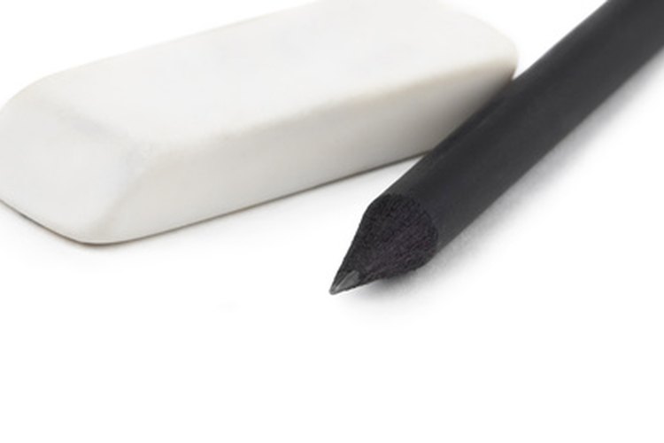 Los borradores de lápiz regulares pueden borrar las marcas de tinta de los libros de forma segura.