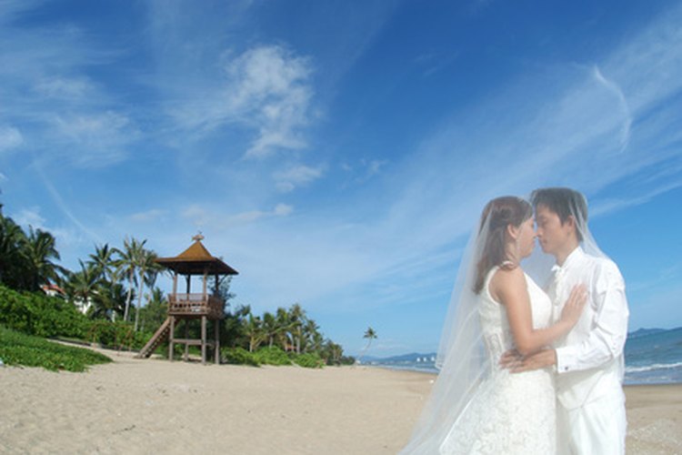 Una boda en la playa requiere vestimenta menos formal.