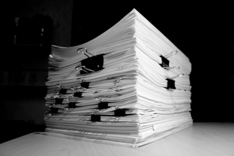 Para adoptar un niño se requiere completar una gran cantidad de documentos.