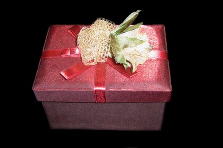 Cómo comprar un regalo de graduación a un novio o a una novia.
