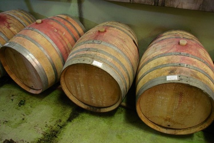 La mayoría de los barriles de vino están hechos con madera de roble francés.