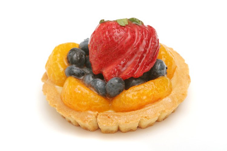 Cubre una tarta de fruta fresca con glaseado.