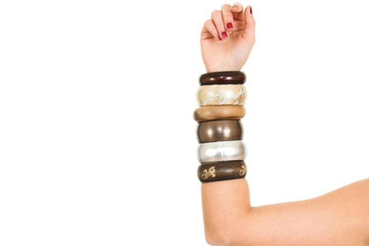 Los brazaletes son un tipo de joyas de pulsera rígida que hoy vienen en muchas variedades.