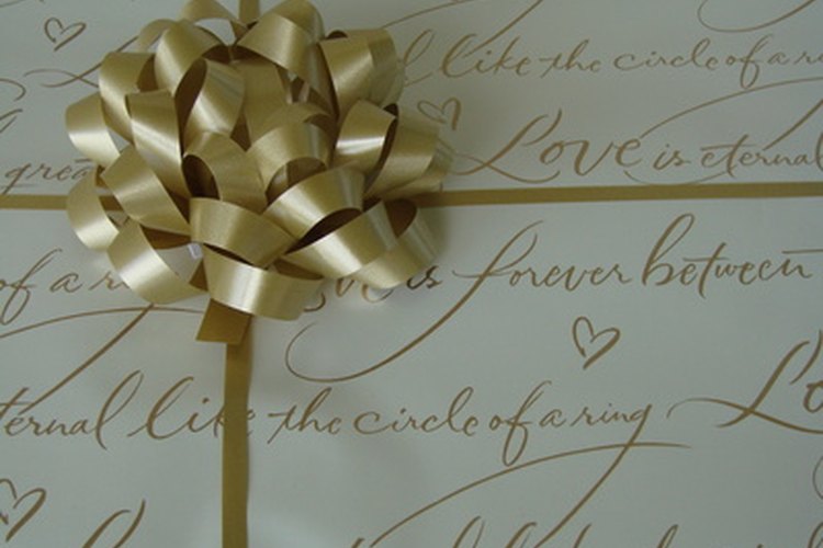 El mejor momento para entregar un regalo de bodas depende de la ubicación de la boda y de las tradiciones locales.