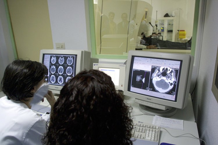 Los tecnólogos en medicina nuclear trabajan con radiofármacéuticos y equipos de diagnóstico por imágenes.