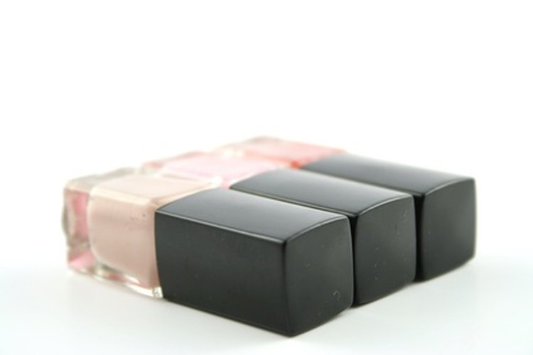 Un top coat preservará por más tiempo que un esmalte transparente el color que uses debajo.